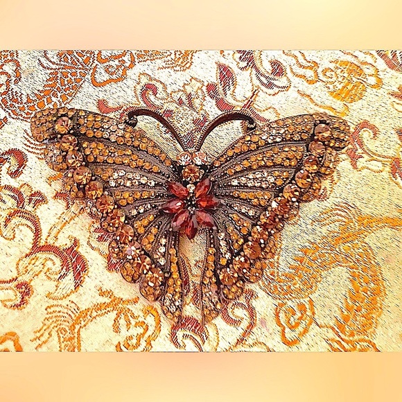 Jewelry - 🦋Vintage butterfly brooch, antique brass  finish w/amber color cubic zirconias
